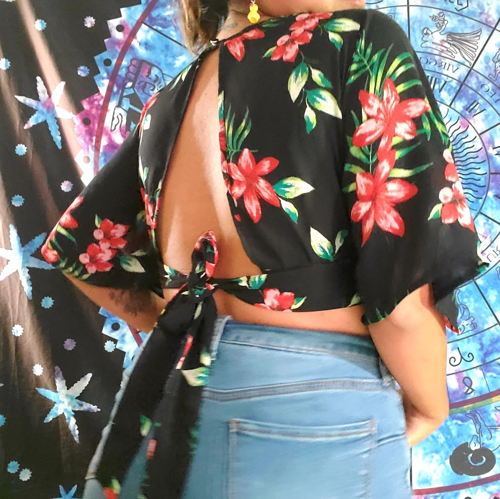 Black floral elbow length crop top